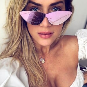 A combinação de cropped tomara que caia com shortinho e óculos de sol coloridos deixa Giovanna Ewbank ainda mais fashionista