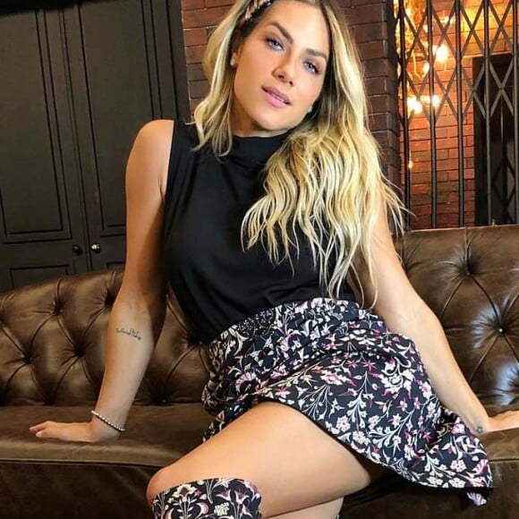 Giovanna Ewbank também já apostou na botar over knee, mas de maneira descontraída, apostando em um modelo floral que combinava com a saia