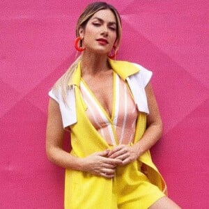 Vira e mexe, a bota de cano curto aparece nos looks de Giovanna Ewbank