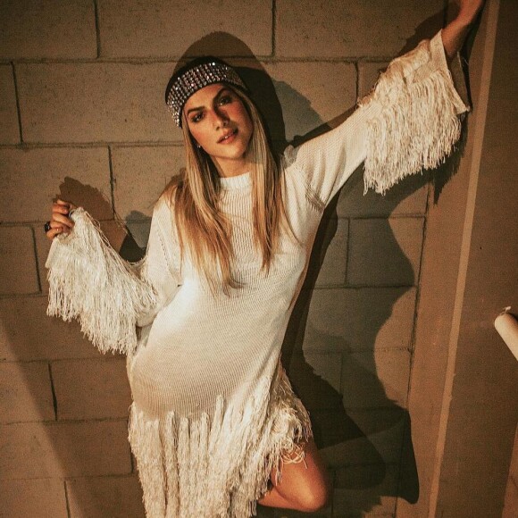 O look boho chic, com vestidosd soltinhos e de franjas, também é um dos favoritos de Giovanna Ewbank
