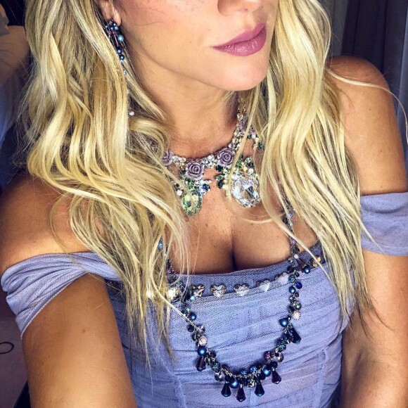 A blusa tomara que caia é uma das queridinhas de Giovanna Ewbank