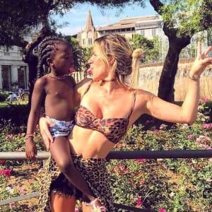 Animal print no look de verão: em Barcelona, na Espanha, Giovanna Ewbank usou cropped e blusa de onça amarrada na cintura