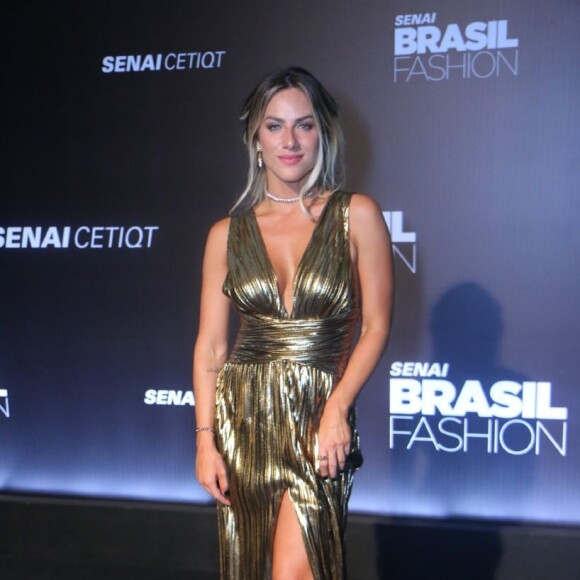 No look para a apresentação do Senai Brasil Fashion, no Rio de Janeiro, Giovanna Ewbank escolheu vestido dourado e plissado