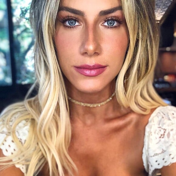 Blusas ombro a ombro são favoritas de Giovanna Ewbank nos looks de dia a dia