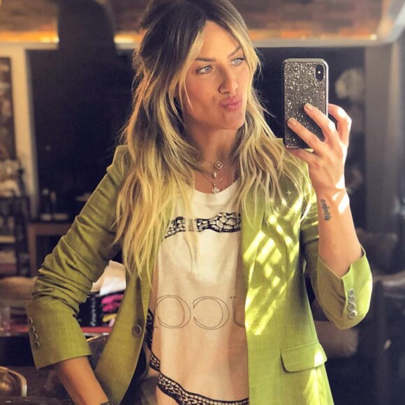 Giovanna Ewbank também gosta de usar cores fortes no look sporty, como neste blazer verde