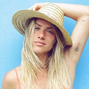 No look de praia, o chapéu de palha com aba redonda é um dos queridinhos de Giovanna Ewbank