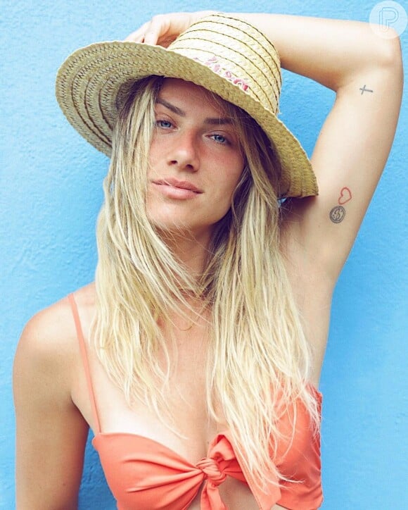 No look de praia, o chapéu de palha com aba redonda é um dos queridinhos de Giovanna Ewbank