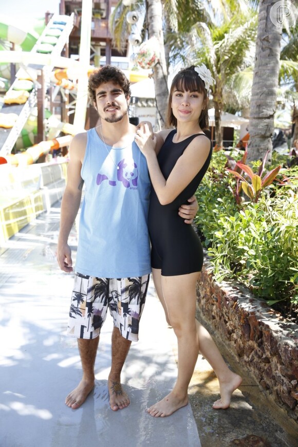 Em julho de 2013, antes de serem flagrados aos beijos, Caio Castro e Maria Casadevall se divertiram juntos em um parque aquático