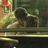 Assim que deixaram o restaurante, Caio Castro e Maria Casadevall trocaram beijos no meio da rua
