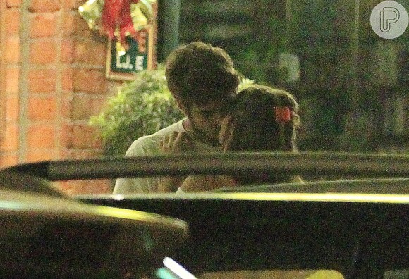 Assim que deixaram o restaurante, Caio Castro e Maria Casadevall trocaram beijos no meio da rua