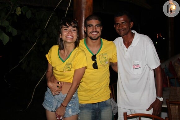 Caio Castro e Maria Casadevall curtiram a viagem para Morro de São Paulo, na Bahia, em clima de romance