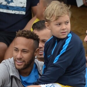 'Driblou, vai fazer o gol... Pisou na bola! Ih, canetinha! Outra caneta!', afirmou Neymar em vídeo no qual filmou o filho, Davi Lucca