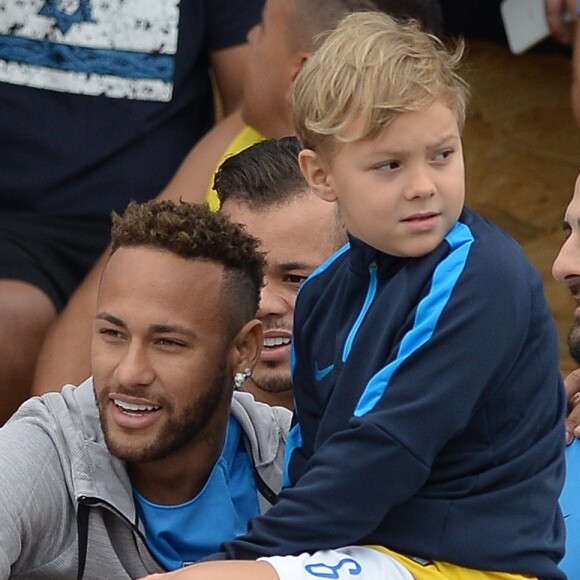 'Driblou, vai fazer o gol... Pisou na bola! Ih, canetinha! Outra caneta!', afirmou Neymar em vídeo no qual filmou o filho, Davi Lucca