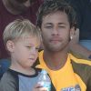 Neymar vibra com drible do filho em 'futebol dentro casa' com amiguinhos