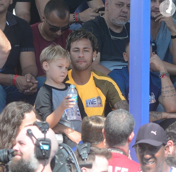 Neymar vibra com drible do filho em 'futebol dentro casa' com amiguinhos
