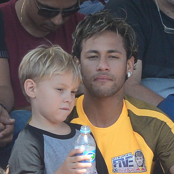 Neymar vibra com drible do filho em 'futebol dentro casa' com amiguinhos