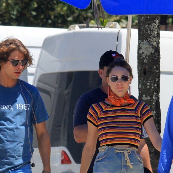 Isabelle Drummond apostou em um figurino vibrante como a Manu em 'Verão 90'