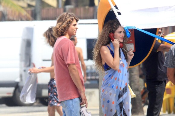 Isabelle Drummond e Rafael Vitti gravaram novela 'Verão 90' na praia de Ipanema, na Zona Sul do Rio de Janeiro