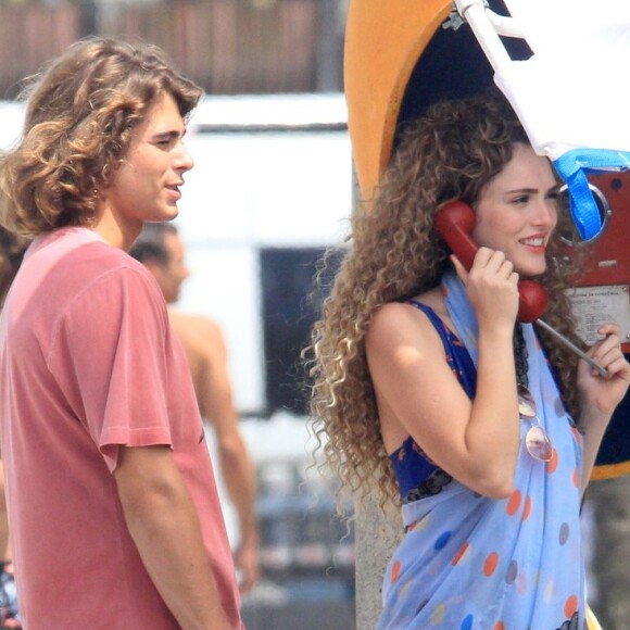 Isabelle Drummond e Rafael Vitti gravaram novela 'Verão 90' na praia de Ipanema, na Zona Sul do Rio de Janeiro
