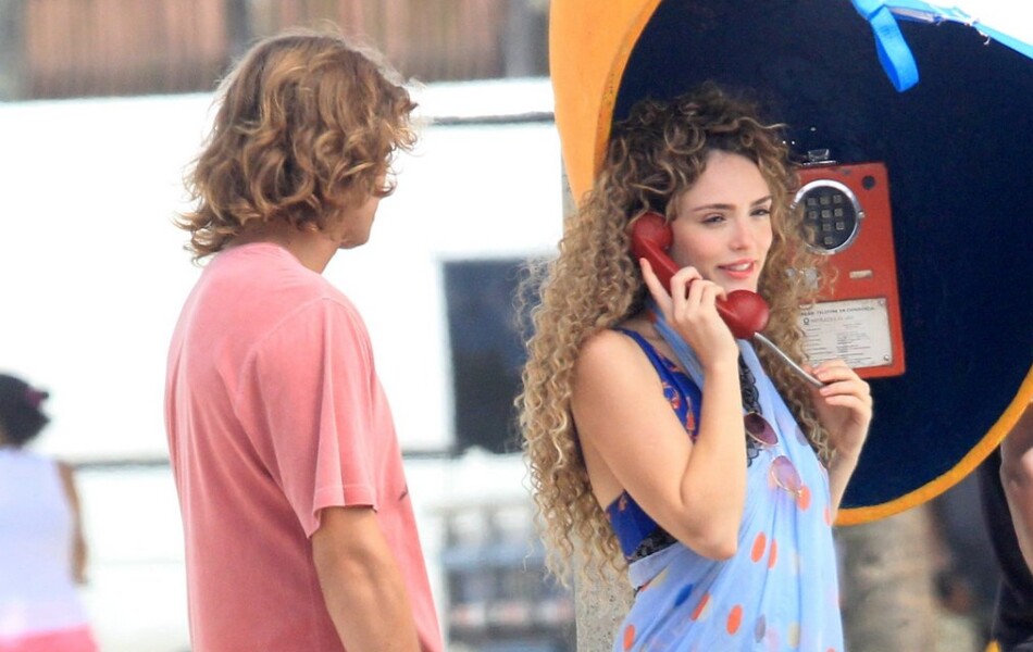 Isabelle Drummond De Cabelo Cacheado E Look Praia Grava Novela Ver O Com Rafael Vitti