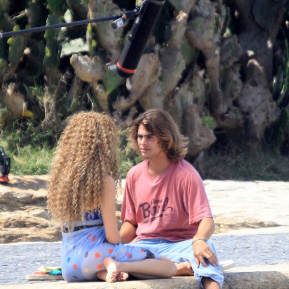 Isabelle Drummond apareceu com o cabelo supercacheado como Manu