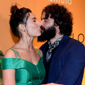 Giselle Itié e Guilherme Winter trocam beijos no Prêmio VIVA, realizado no Palácio Tangará, em São Paulo, na noite desta quinta-feira, 22 de novembro de 2018