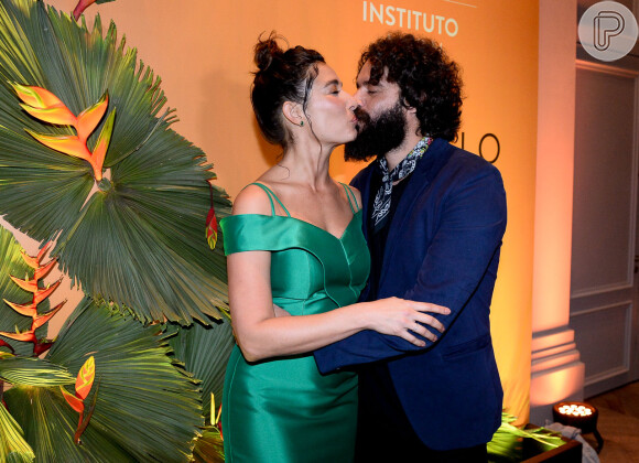 Giselle Itié e Guilherme Winter trocam beijos no Prêmio VIVA, realizado no Palácio Tangará, em São Paulo, na noite desta quinta-feira, 22 de novembro de 2018