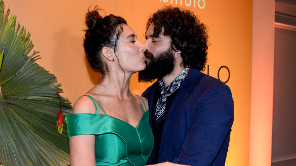 Selinho! Giselle Itié ganha beijo de Guilherme Winter em premiação em SP. Fotos!