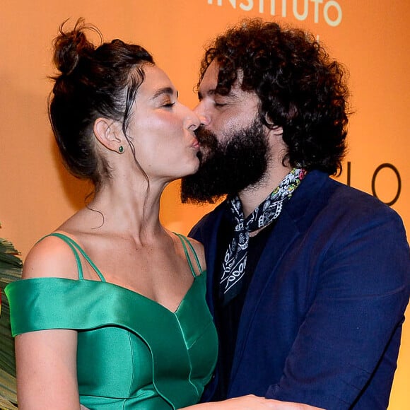 Giselle Itié e Guilherme Winter trocam beijos no Prêmio VIVA, realizado no Palácio Tangará, em São Paulo, na noite desta quinta-feira, 22 de novembro de 2018