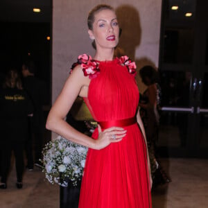 Ana Hickmann apostou em um longo vermelho by Vitor Zerbinato para evento