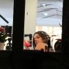 Bruna Marquezine deixa salão após clarear o cabelo e mudar o visual no Rio