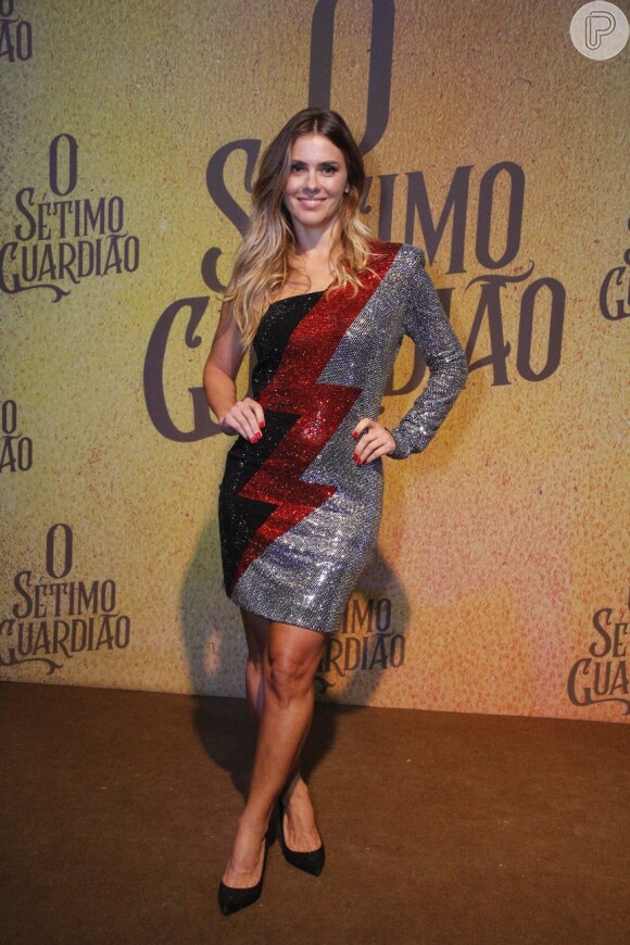 Carolina Dieckmann usou vestido metalizado com paetês em tons de prata, vermelho e preto da Balmain na festa de lançamento da novela 'O Sétimo Guardião'
