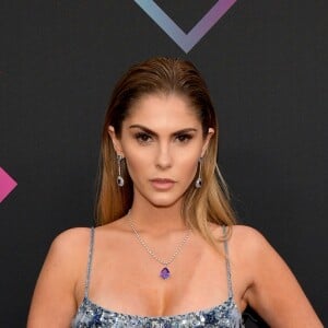 Bárbara Evans usou um vestido com paetês em tons de azul e verde no People's Choice Awards 2018