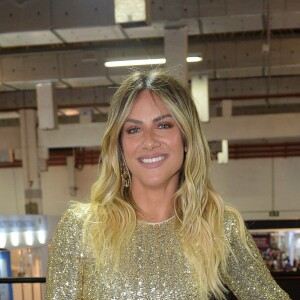 Em uma feira de beleza em São Paulo, em setembro, Giovanna Ewbank apostou em um vestido dourado de paetês