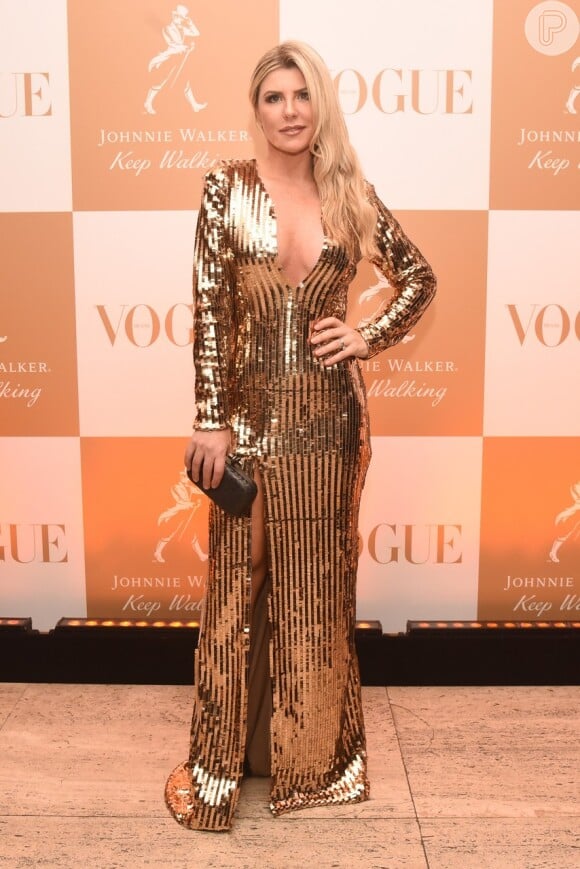 Iris Stefanelli usou um vestido longo com paetês dourados no pré-baile de Carnaval da revista Vogue