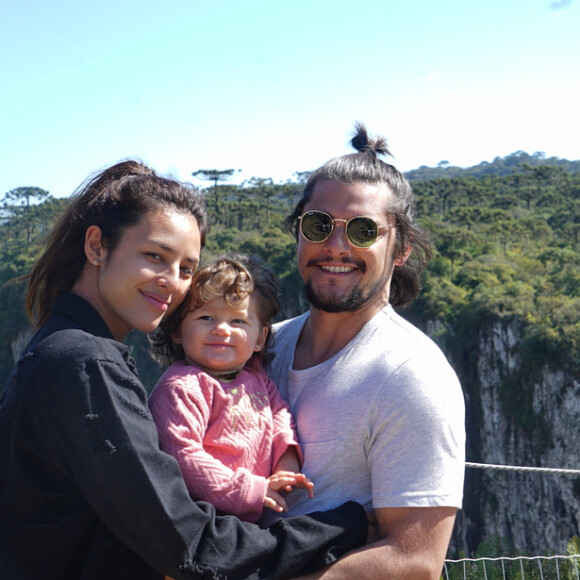 Yanna Lavigne e Bruno Gissoni cuidam de Madalena sem auxílio de babás durante passeios: 'Parceirona'