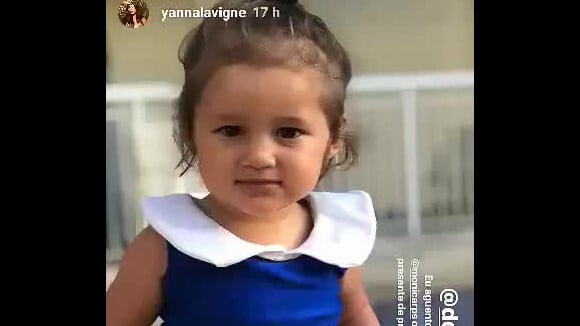 Yanna Lavigne filma a filha, Madalena, com biquíni da Branca de Neve, em 23 de novembro de 2018