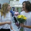 Sasha Meneghel foi surpreendida com flores pelo namorado, Bruno Montaleone, ao desembarcar no Brasil