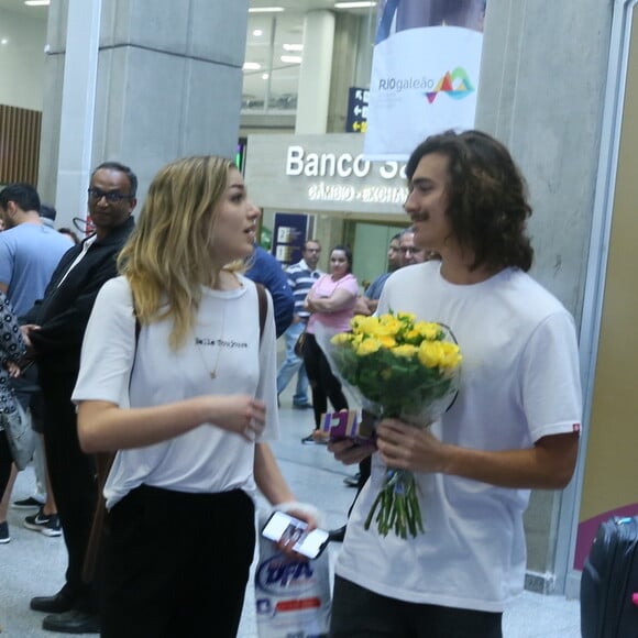 Sasha Meneghel foi surpreendida com flores pelo namorado, Bruno Montaleone, ao desembarcar no Brasil