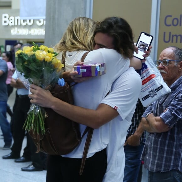 Sasha Meneghel e o namorado, Bruno Montaleone, trocaram abraços no aeroporto