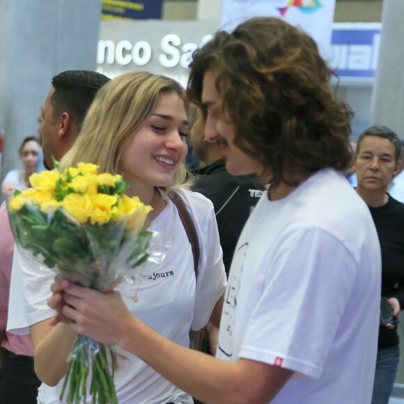 Sasha Meneghel chorou com a supresa de Bruno Montaleone no aeroporto