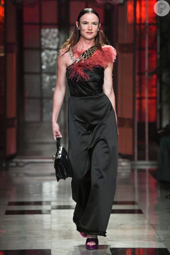 As tendências da passarela da Miu Miu. Juliette Lewis cruza a passarela a bordo de longo enfeitado por plumas