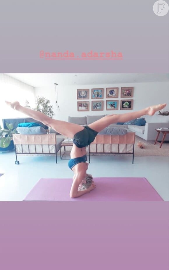 Grazi Massafera mostra equilíbrio ao fazer posiçõa de yoga