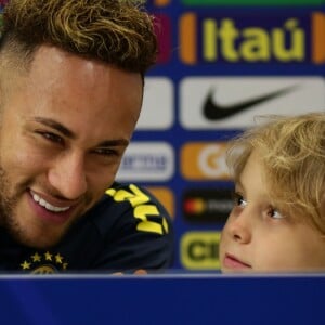 Neymar e o filho, Davi Lucca, usavam uma jaqueta vermelha cheia de estilo na foto