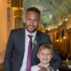 'De rolê with ma little boy (com meu pequeno menino, em inglês)', legendou Neymar em foto com o filho, Davi Lucca