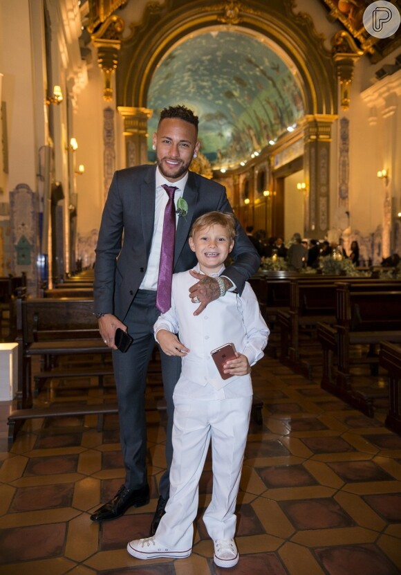 'De rolê with ma little boy (com meu pequeno menino, em inglês)', legendou Neymar em foto com o filho, Davi Lucca