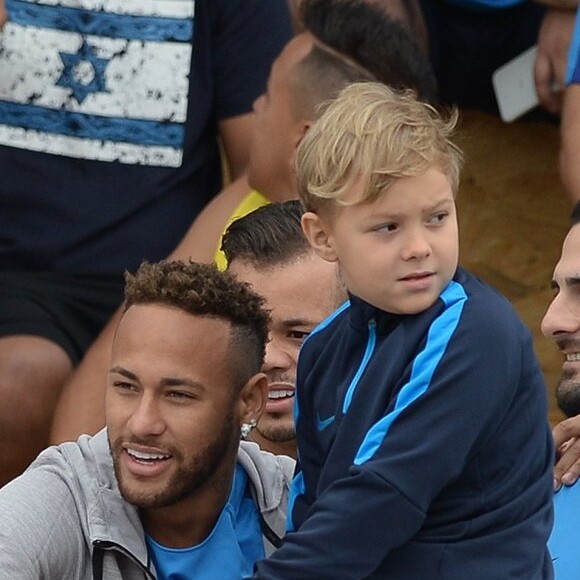 Tal pai, tal filho! Neymar e Davi Lucca usam looks idênticos em foto postada pelo jogador nesta sexta-feira, dia 23 de novembro de 2018