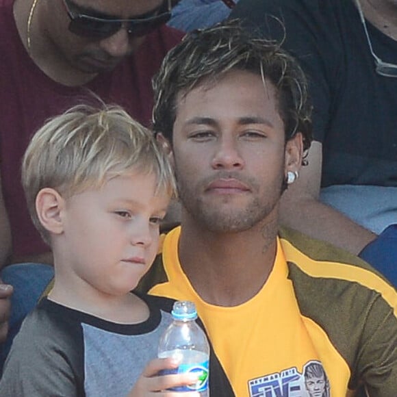 Filho de Neymar, Davi Lucca tem mostrado que herdou o estilo do craque