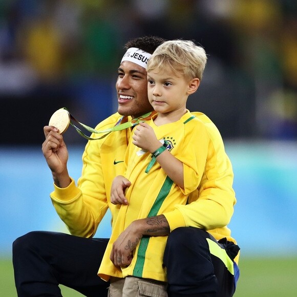 'Não tem carinho melhor que esse', escreveu Neymar em vídeo no qual o filho, Davi Lucca, apertava sua bochecha