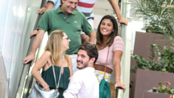 Giulia Costa e família de DJ Philippe Correia curtem passeio em shopping. Fotos!